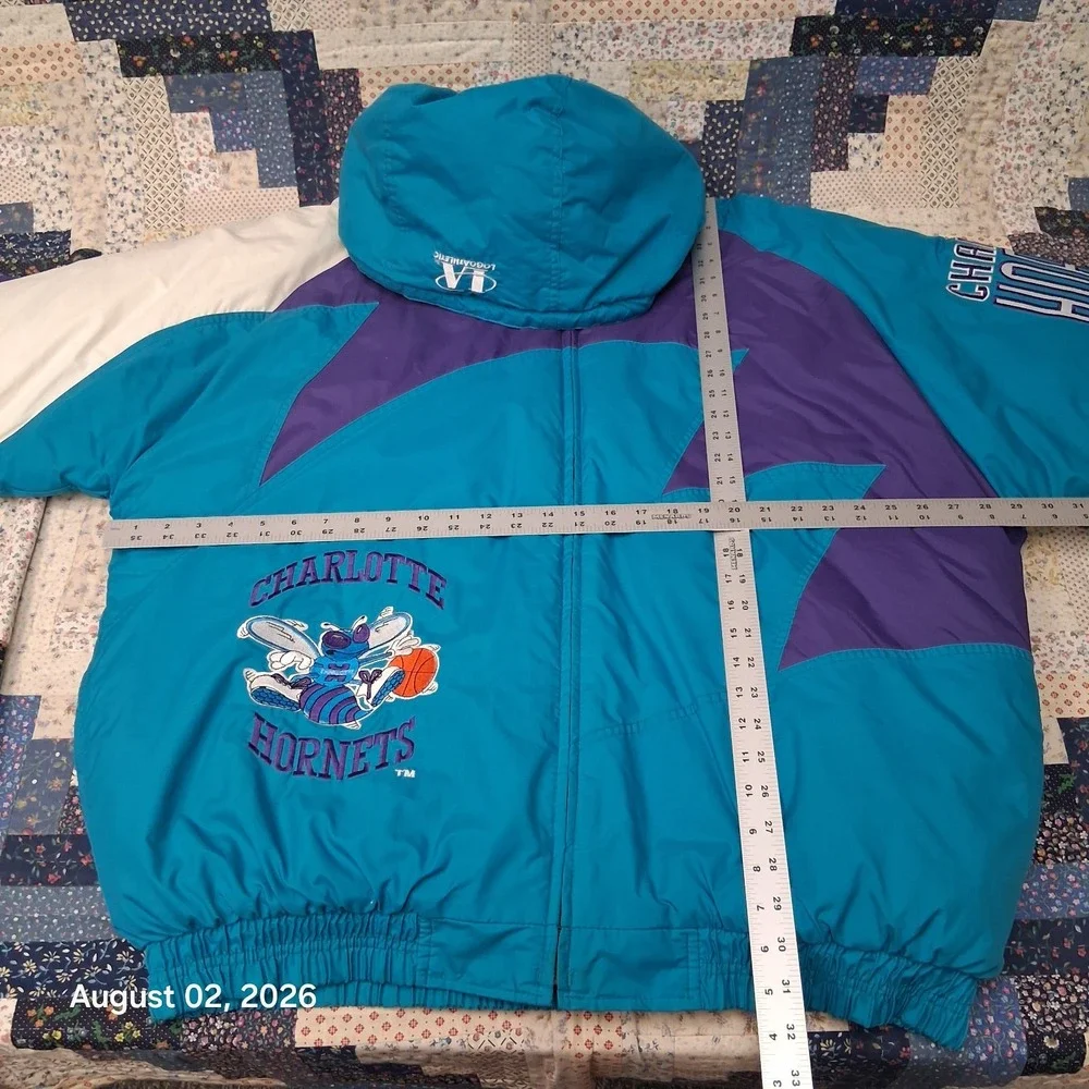 Vintage Logo Athletic Shark Tooth Charlotte Hornets Puffer Jacket Size XL